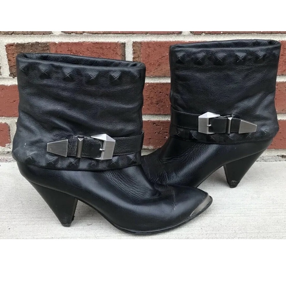 B Makowsky Eliza Black Biker Covered Stud Pyramaid Leather Ankle Boots Size 8.5